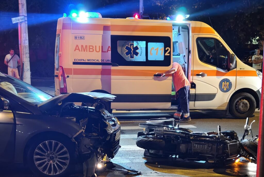 Impact între un autoturism şi o motocicletă, în Craiova