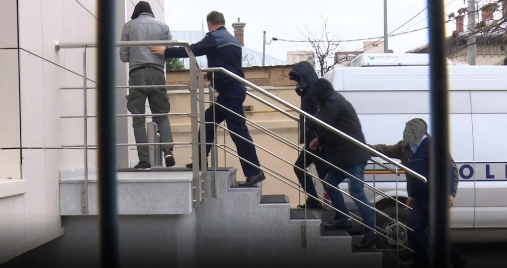 Doi tineri şi un minor, condamnați pentru trafic de minori