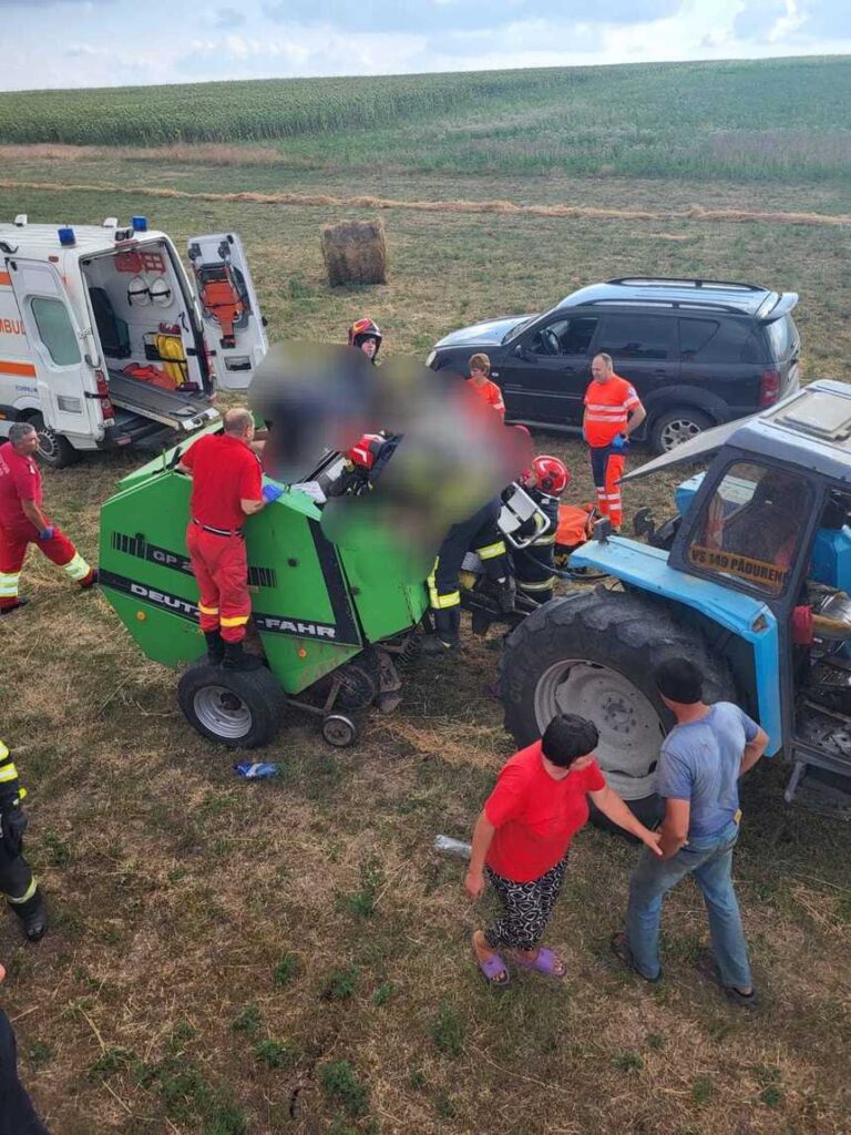 Un bărbat și-a prins mâna în mașina de făcut baloți