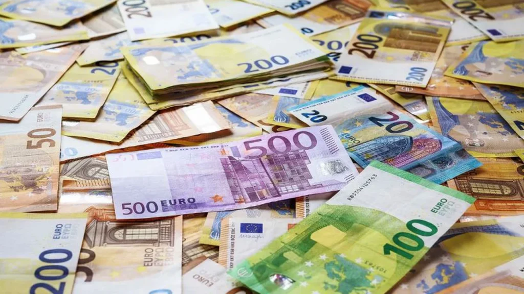 Directoarea unei sucursale bancare a furat 300.000 de euro din conturile clienților
