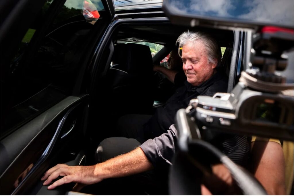 (VIDEO) Steve Bannon, consilierul lui Trump, s-a prezentat la închisoare pentru a-şi ispăși pedeapsa