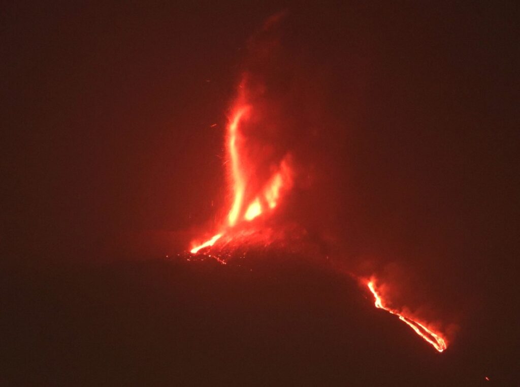 Activitate vulcanică pe insula Stromboli. Nivelul de alertă este roșu