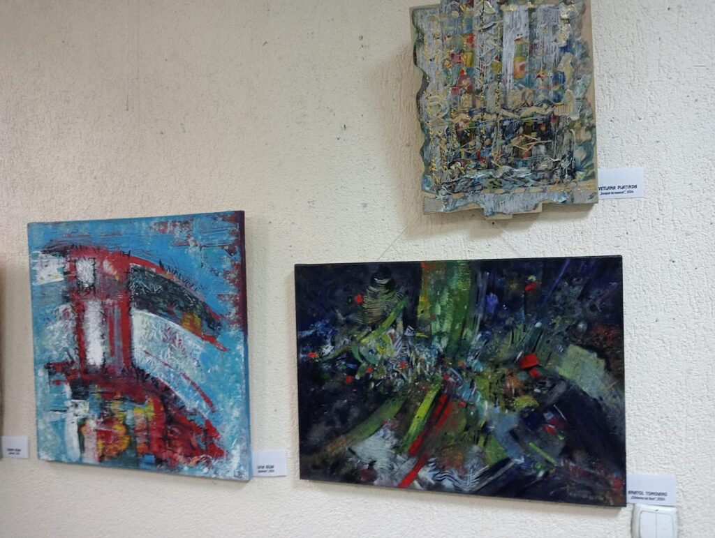 Studenții la arte plastice din Republica Moldova expun la Târgu Jiu