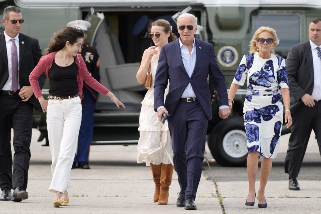 Adunată la Camp David, familia lui Biden îi spune să rămână în cursă și să continue să lupte