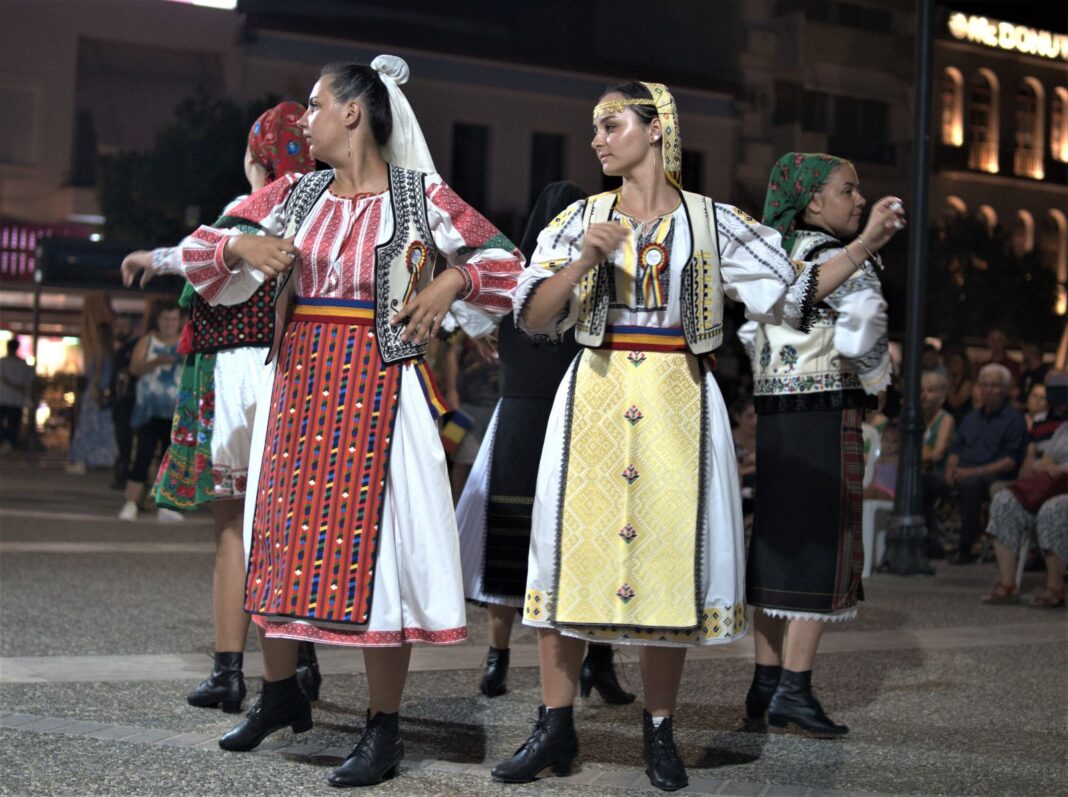 Leonidio și Sparta, localități fanion din regiunea sudică a Peloponezului grecesc, au vibrat românește cu ajutorul artiștilor din Polovragi!