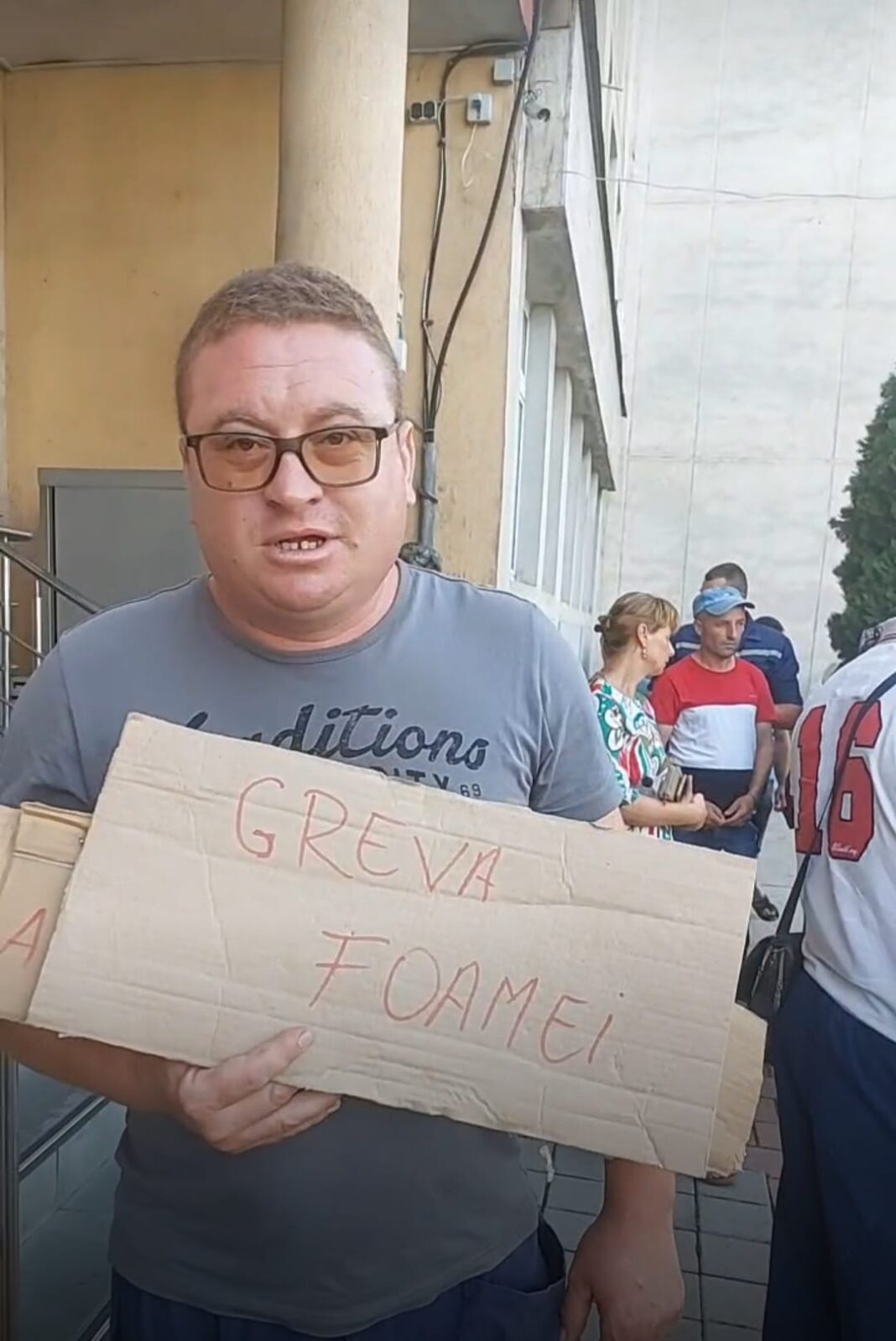 Zeci de persoane rămase fără un loc de muncă protestează la sediul CEO