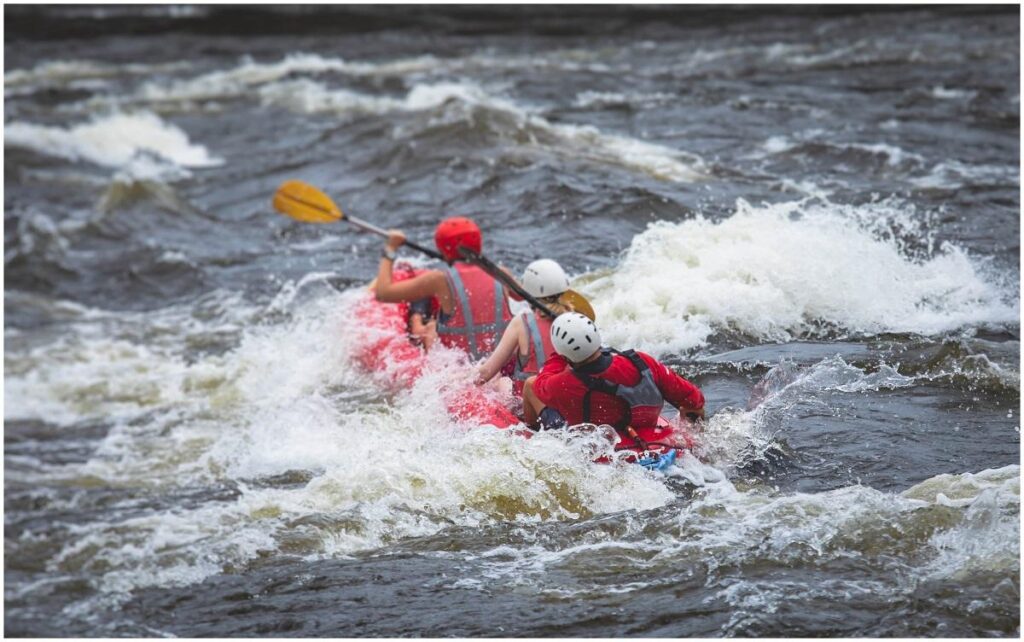 O fetiță de 10 ani și doi bărbați, salvați după ce au rămas blocați pe râul Nera în timp ce făceau rafting