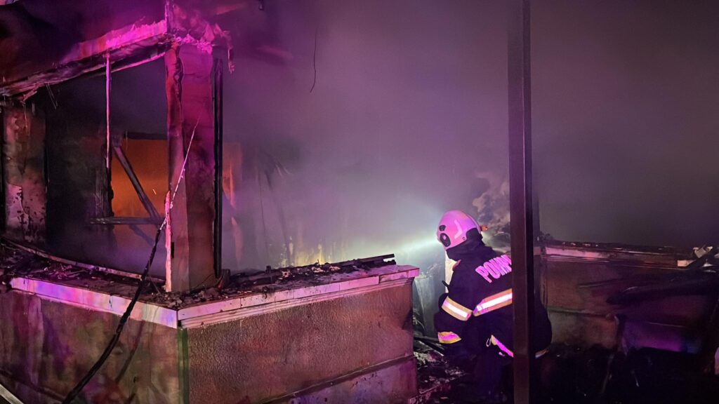 Bărbat rănit după ce şi-a dat foc la casă