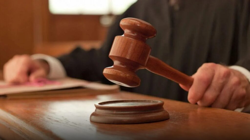 Grefier acuzat de fals informatic și sustragere de probe sau înscrisuri
