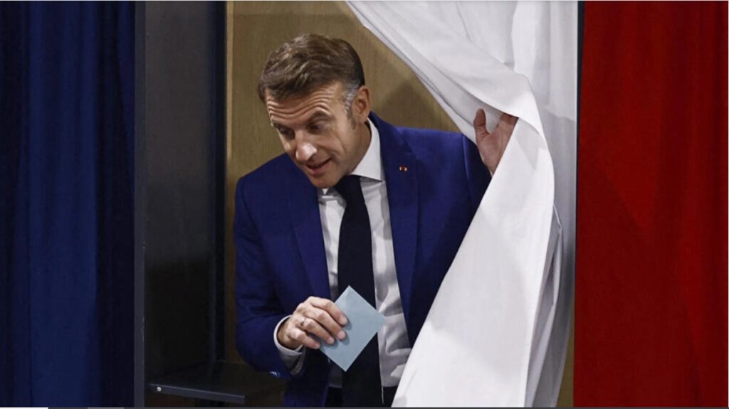 Președintele Emmanuel Macron părăsește cabina de vot înainte de a-și exprima votul la alegerile anticipate din Franța din Le Touquet, nordul Franței, pe 30 iunie 2024. (FOTO: Yara Nardi, AFP)