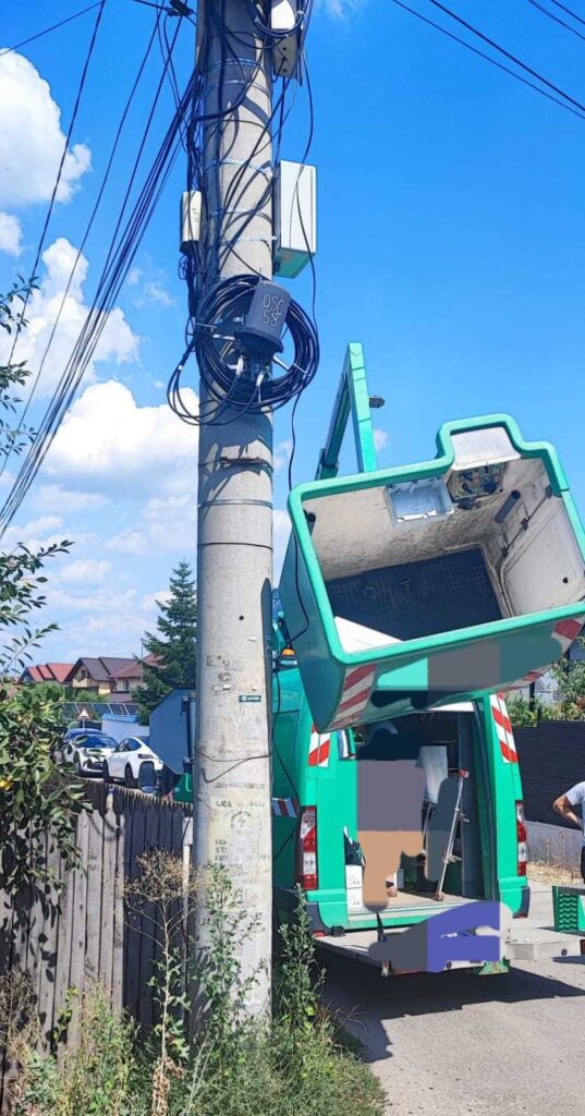 Un muncitor care monta camere de supraveghere stradale a căzut de la trei metri înălţime