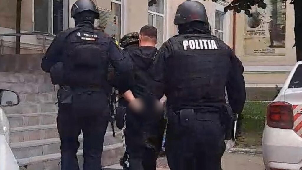 Trei inculpaţi, condamnaţi după ce au tâlhărit o femeie şi pe fiul ei