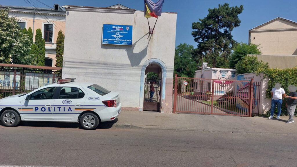 VIDEO/Bătaie între doi tineri, în faţa Liceului CFR. O tânără a ajuns la spital