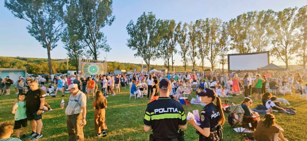 Poliţiştii din Filiaşi, la cel mai mare eveniment cultural din mediul rural – ”Film în Sat,, din Cernătești