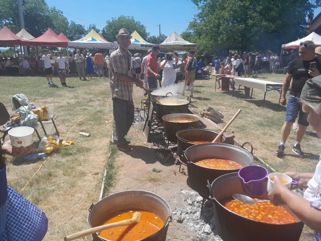 Peste o mie de persoane, la Festivalul Gastronomic de la Polovragi