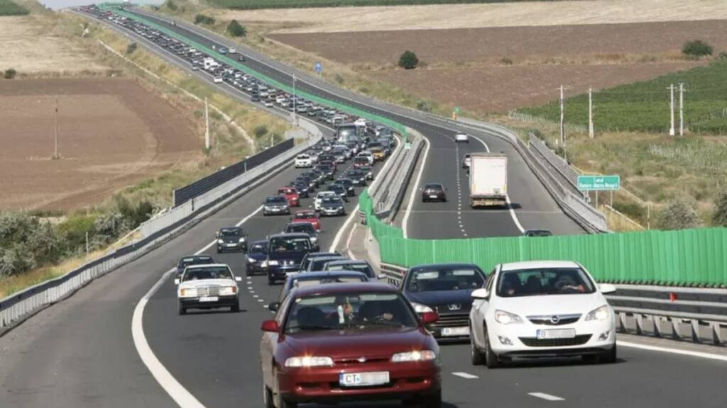 Restricţiile de circulaţie cauzate de Codul roşu de caniculă se menţin şi joi, în 10 judeţe