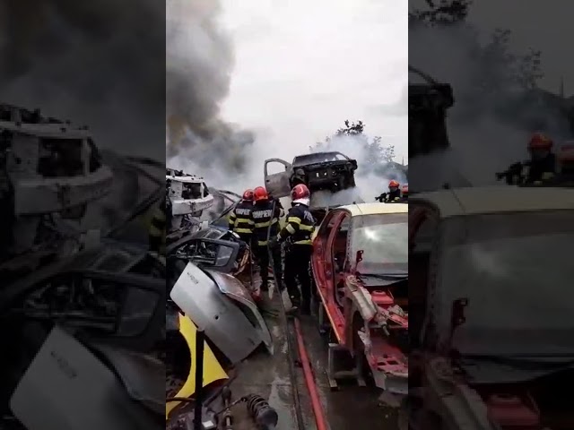 VIDEO/ Incendiu într-un parc de dezmebrări auto din Craiova