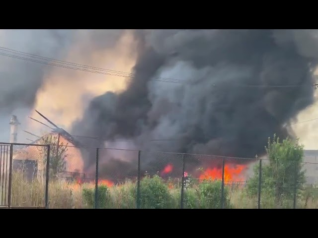 (VIDEO) Incendiu la un depozit de materiale plastice din Bârsești
