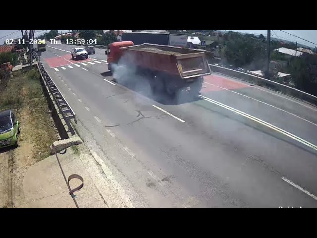 Camion scăpat de sub control pe DN 6. Două persoane au fost rănite în urma accidentului