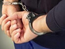Poliţist pensionar, reținut după ce şi-a bătut fosta iubită pe stradă