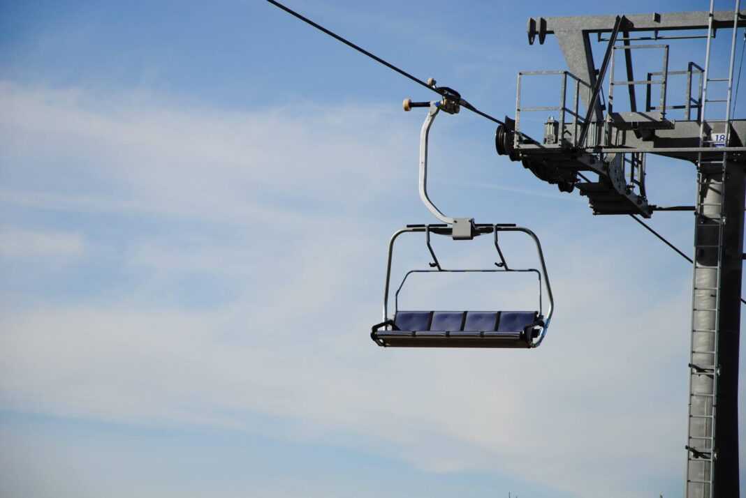 Muncitori răniți grav după ce au căzut cu telescaunul pe care îl reparau