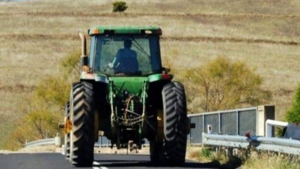 Bărbat fără permis, prins în timp ce conducea un tractor neînmatriculat