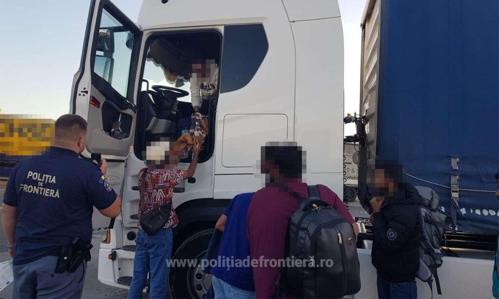 (VIDEO) Șapte cetățeni străini depistați de polițiștii de frontieră arădeni