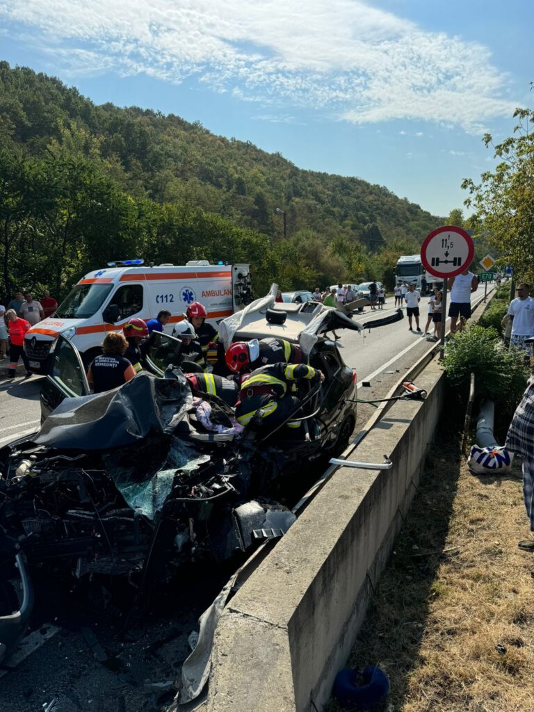 FOTO – Accident grav la intrare în Orșova. Traficul este blocat