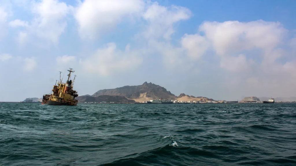 13 morți și 14 dispăruți după ce o ambarcațiune cu migranți s-a scufundat în largul coastelor Yemenului