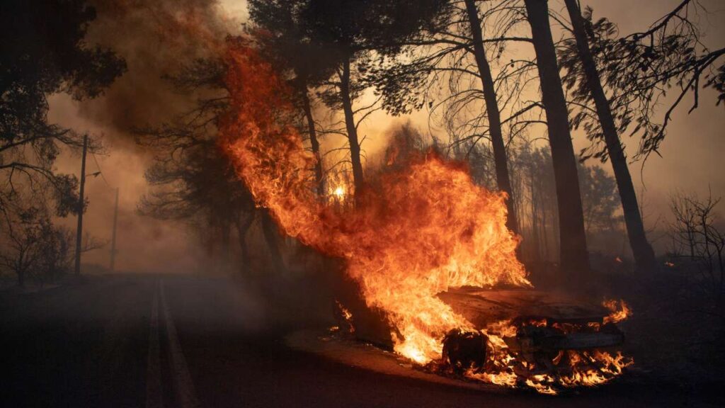 Incendiile de pădure fac ravagii în suburbiile Atenei. O persoană a murit