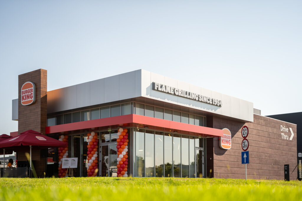 Burger King deschide în Craiova primul restaurant Drive-Thru din România