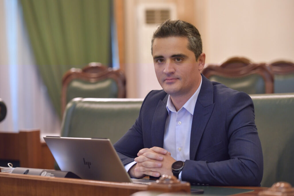 Masacrarea copacilor din Craiova continuă. Instituțiile locale se joacă de-a legea