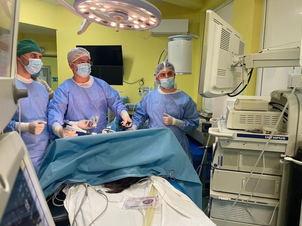 Caz aparte la SCJU Craiova: Gemeni născuți la distanță de două zile. Unul dintre bebeluși, operat cu succes de o echipă pluridisciplinară