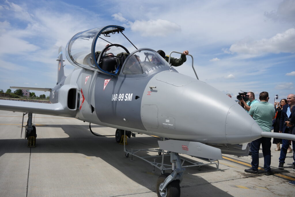 Avioane Craiova sparge bariera sunetului la bursă, dar pluteşte pe datorii