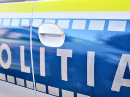 Mașină de poliție, lovită de șoferul beat și fără permis pe care îl urmărea