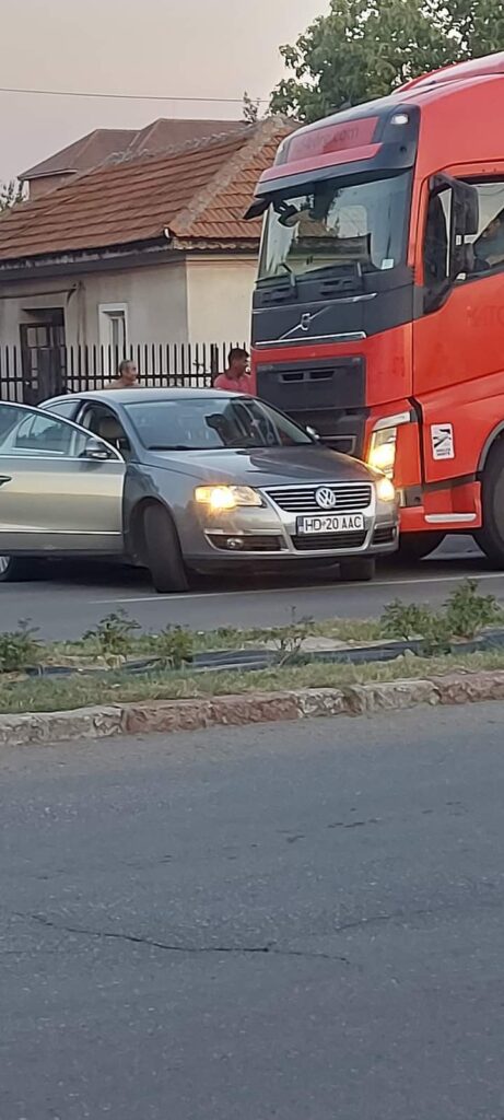 Târgu Jiu: Șoferiță, la o un pas să fie strivită de un tir