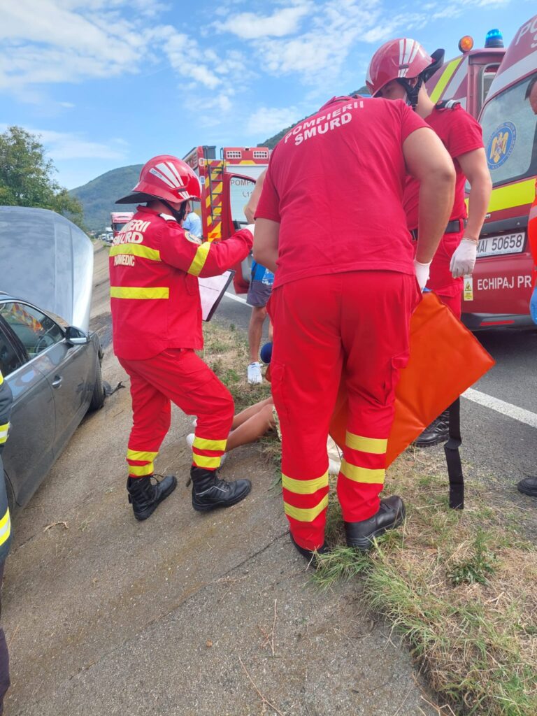 Mehedinți: Două persoane încarcerate după coliziune dintre două mașini