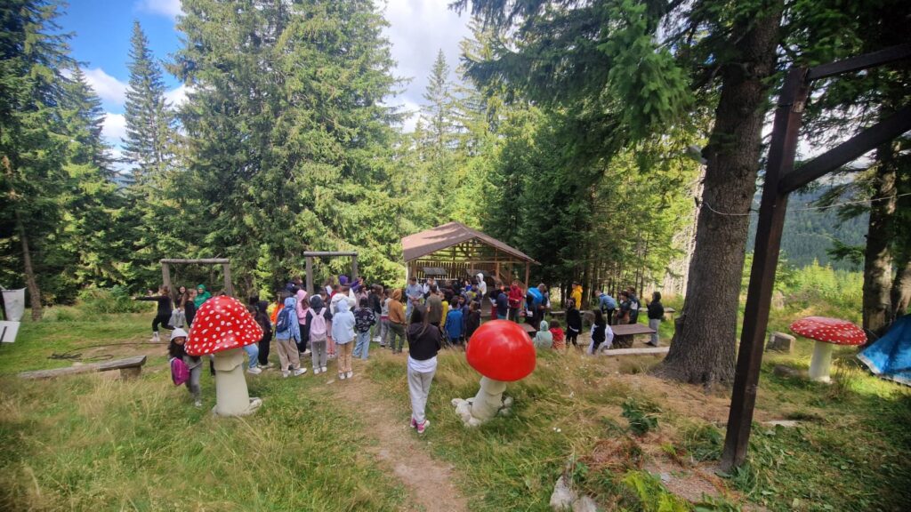 Tinerii cazați în taberele din Rînca s-au întâlnit cu jandarmii montani
