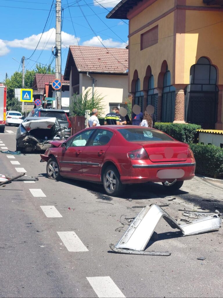 O minoră și o femeie, rănite într-un accident rutier în Râmnicu Vâlcea