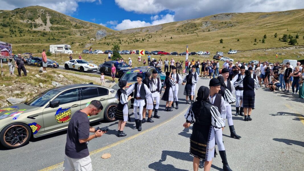 La filmări au participat și membrii Ansamblului „Nedeia” din Novaci