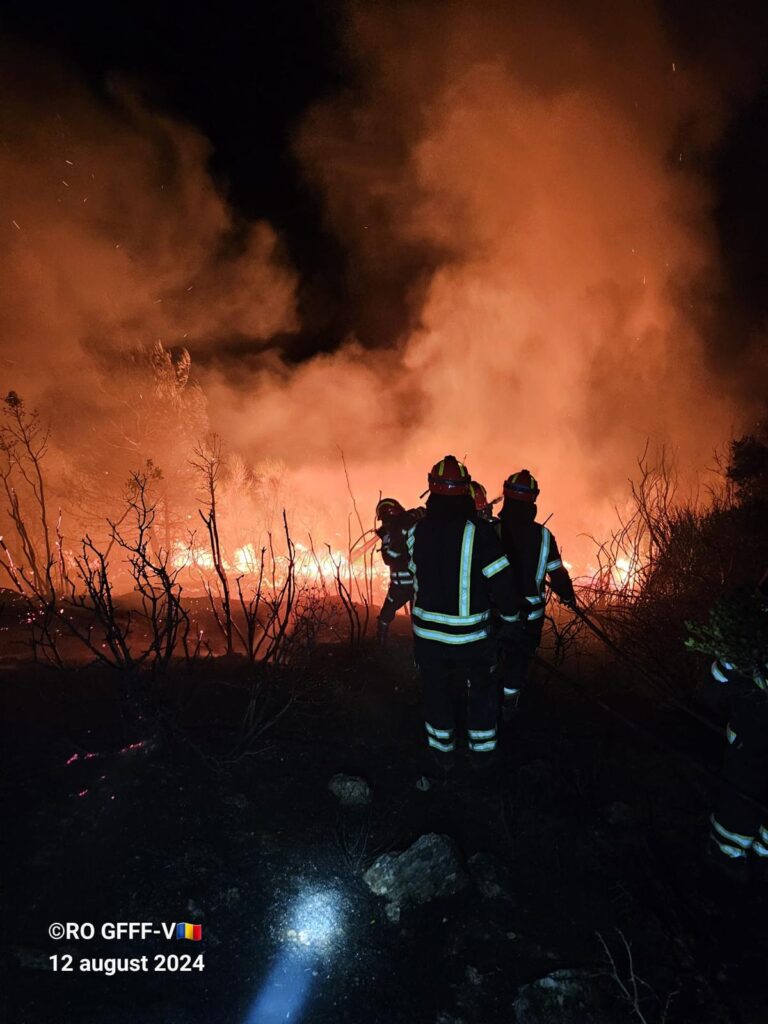 (VIDEO) Acțiunile pompierilor români din Grecia au continuat și pe timpul nopții