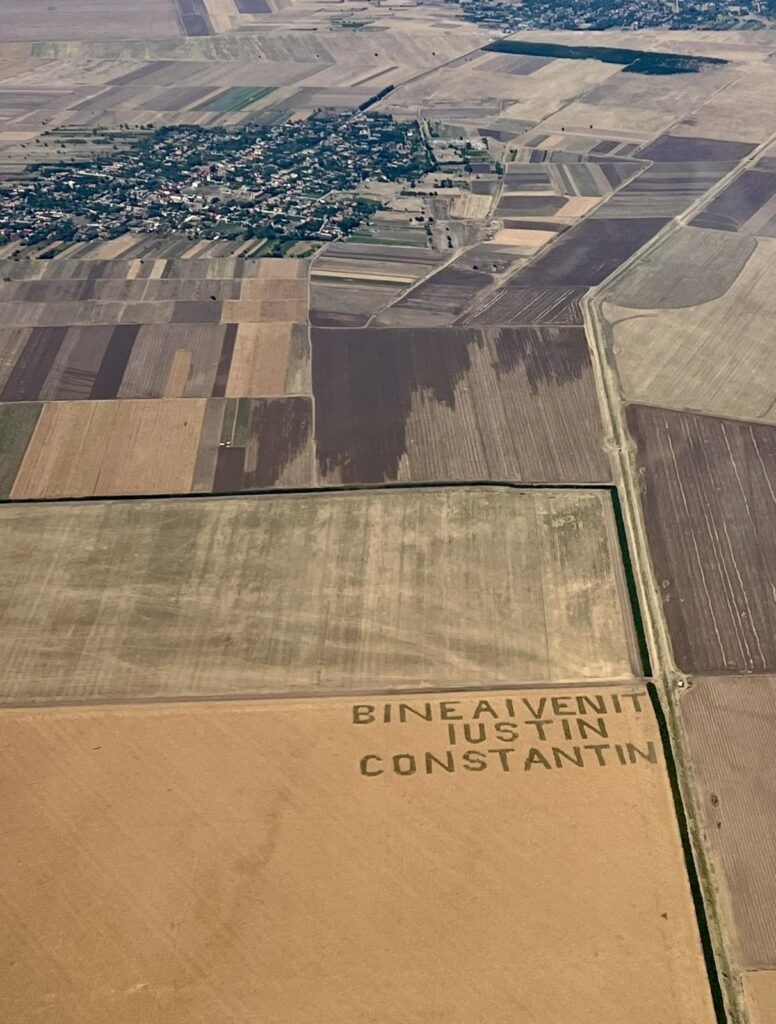 Mesaj uriaș lăsat într-un lan de grâu, fotografiat de la mare înălțime între județele Mehedinți și Dolj