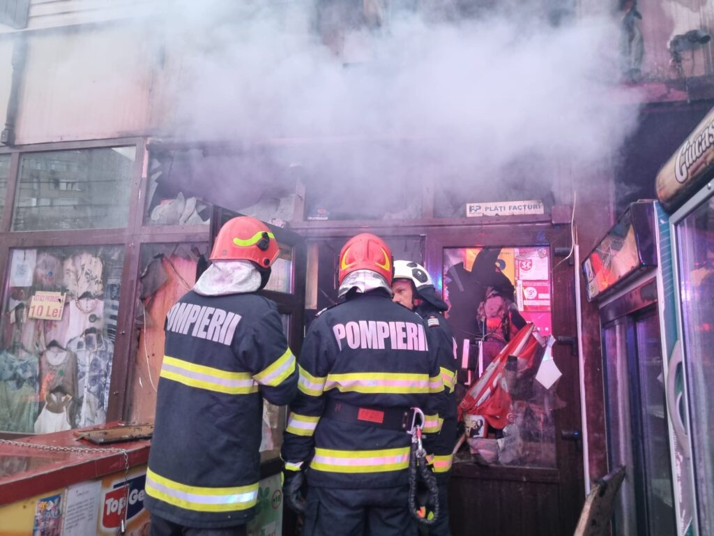 (VIDEO) Patru magazine dintr-un cartier din Craiova, mistuite de flăcări