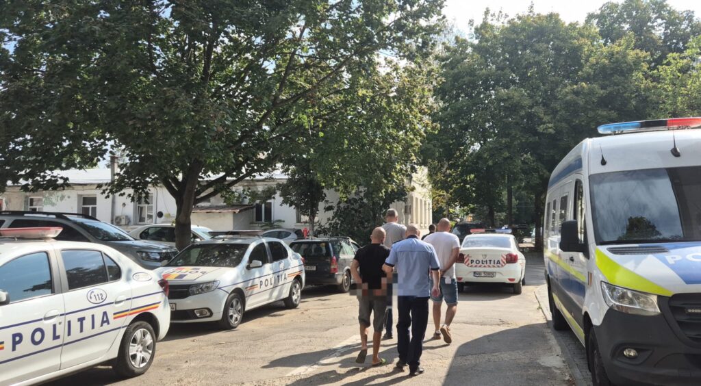 (VIDEO) Dolj: Doi bărbaţi, reţinuţi după ce ar fi agresat un tânăr şi pe mama acestuia