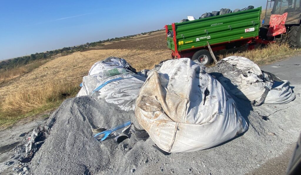 Dolj: Cercetări pentru a depista cine a abandonat deșeuri pe un drum din Lăcrița