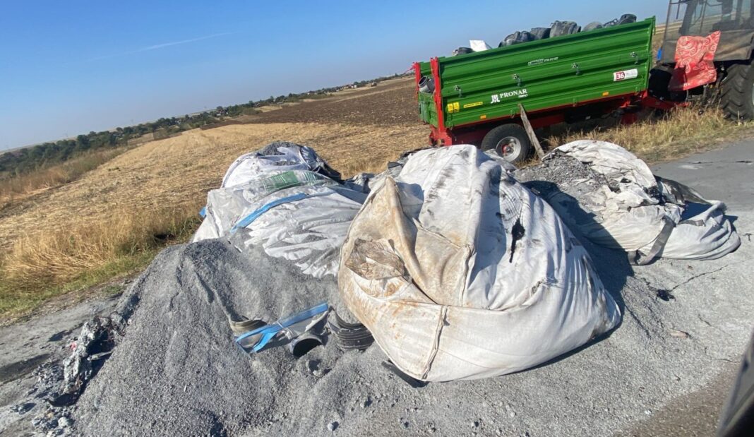 Cercetări pentru a depista cine a abandonat deșeuri pe un drum din Lăcrița