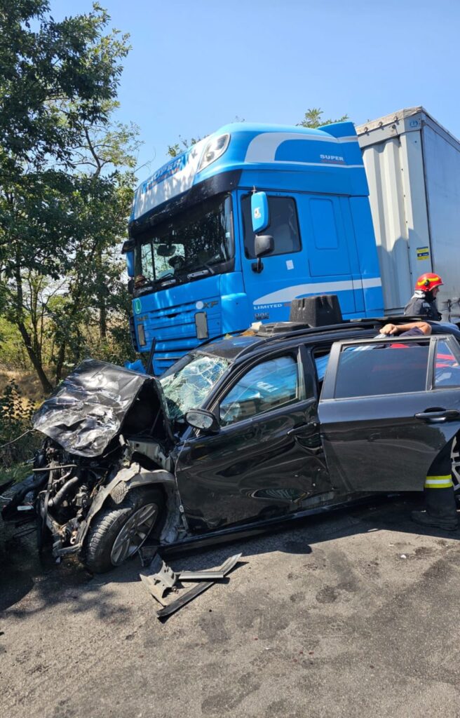 (VIDEO) Mehedinți: Trei persoane rănite după coliziunea dintre două tiruri și un autoturism