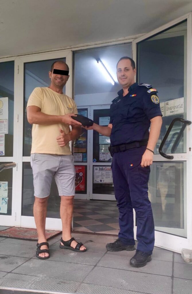 Târgu Jiu: Un cetățean a găsit o borsetă cu bani și carduri bancare și a predat-o poliției