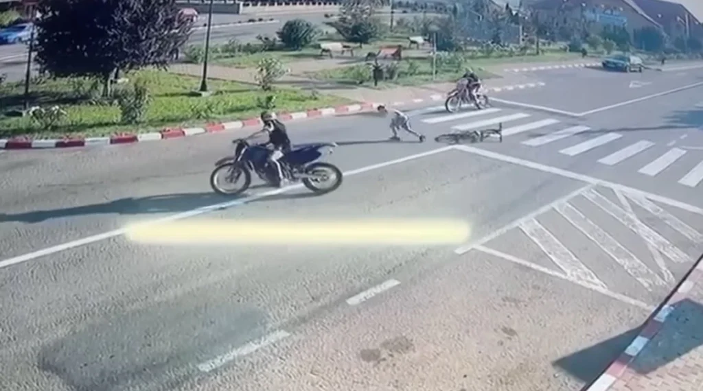 Băiat lovit de doi motocicliști pe o trecere de pietoni. Ambii au fugit de la locul accidentului