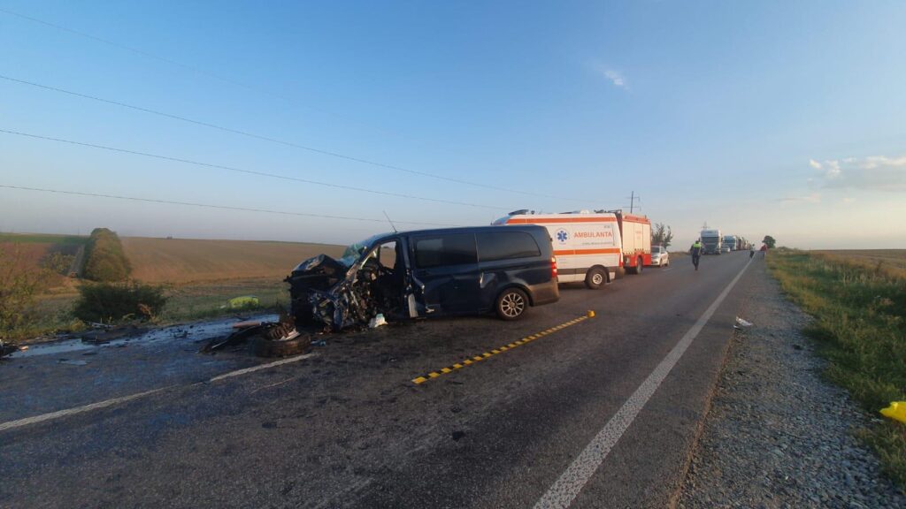 Doi şoferi au murit şi alte opt persoane au fost rănite  în ciocnirea între două autoturisme şi un microbuz